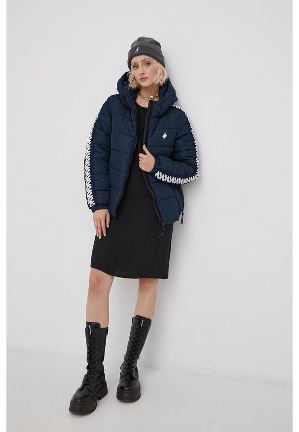 Superdry Kurtka damska kolor granatowy zimowa. Kolor: niebieski. Materiał: materiał. Sezon: zima