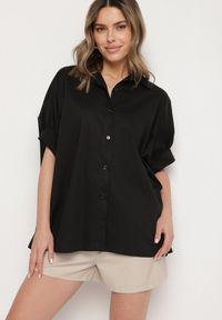 Born2be - Czarna Bawełniana Koszula o Kroju Oversize Zialira. Okazja: na co dzień. Kolor: czarny. Materiał: bawełna. Długość rękawa: krótki rękaw. Długość: krótkie. Styl: elegancki, casual
