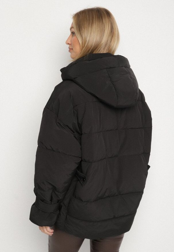 Born2be - Czarna Pikowana Kurtka Oversize z Kapturem i Paskami przy Rękawach Unitessa. Okazja: na spacer, na co dzień. Typ kołnierza: kaptur. Kolor: czarny. Materiał: jeans. Wzór: paski. Styl: casual