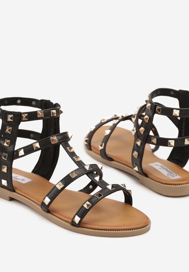 Renee - Czarne Sandały w Stylu Gladiatorek ze Zdobieniem z Ćwiekami Tesirea. Okazja: na co dzień. Kolor: czarny. Materiał: jeans. Wzór: aplikacja. Obcas: na płaskiej podeszwie. Styl: casual