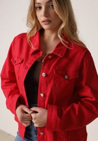 Born2be - Czerwona Bawełniana Kurtka Jeansowa Perimea. Kolor: czerwony. Materiał: bawełna, jeans #3