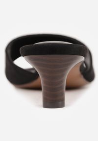 Renee - Czarne Klapki VICES na Obcasie Typu Kaczuszka z Imitacji Drewna Sacredgem. Okazja: do pracy. Kolor: czarny. Materiał: jeans. Obcas: na obcasie. Wysokość obcasa: średni #7