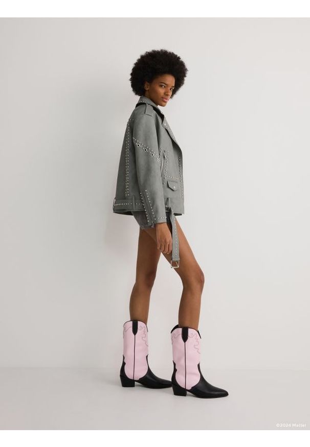 Reserved - Skórzane kowbojki Barbie™ - różowy. Kolor: różowy. Materiał: skóra. Wzór: napisy