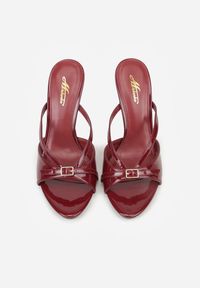 Renee - Bordowe Klapki na Szpilce z Paskami Klamerką i Lakierowanym Połyskiem Urneiros. Kolor: czerwony. Materiał: lakier. Wzór: aplikacja. Obcas: na szpilce. Styl: elegancki #5