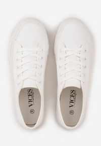 Renee - Białe Trampki VICES na Żłobionej Platformie Zdobione Trójkątną Aplikacją Lorerina. Nosek buta: okrągły. Zapięcie: sznurówki. Kolor: biały. Materiał: materiał. Wzór: aplikacja. Obcas: na platformie. Wysokość obcasa: niski #5