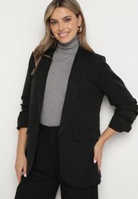 Born2be - Czarna Długa Marynarka z Rękawami 3/4 Ozdobionymi Marszczeniami Banette. Okazja: na spotkanie biznesowe, na co dzień. Kolekcja: plus size. Kolor: czarny. Materiał: jeans. Długość: długie. Wzór: aplikacja. Styl: klasyczny, casual, biznesowy #5