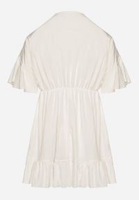 Born2be - Biała Nietoperzowa Sukienka z Wiskozą o Rozkloszowanym Kroju z Falbanką Tullimi. Okazja: na co dzień. Typ kołnierza: dekolt w kształcie V. Kolor: biały. Materiał: wiskoza. Styl: casual, elegancki #6