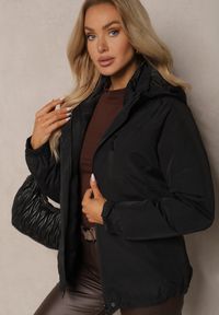 Renee - Czarna Kurtka Podwójna Pikowana i Wiatrówka z Odpinanym Kapturem oraz Ściągaczami Ravalorine. Okazja: na co dzień. Kolor: czarny. Materiał: jeans. Styl: klasyczny, elegancki, casual #3