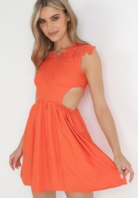 Born2be - Pomarańczowa Sukienka z Ozdobnym Dekoltem z Gumką i Wycięciem w Talii Alizisa. Okazja: na imprezę. Kolor: pomarańczowy. Styl: wakacyjny #4