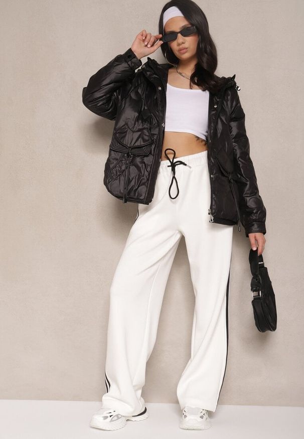 Renee - Czarna Pikowana Kurtka w Stylu Utility z Kapturem Hiredia. Okazja: na co dzień. Typ kołnierza: kaptur. Kolor: czarny. Materiał: jeans. Styl: casual, elegancki