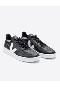 Veja - VEJA - Czarne sneakersy V-10. Kolor: czarny. Materiał: jeans, guma, bawełna, poliester, jersey. Wzór: aplikacja, geometria #3