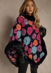 Renee - Granatowe Ponczo z Wiskozy Zdobione Futrzanymi Aplikacjami w Kształcie Kwiatów Lealithwen. Okazja: na co dzień. Kolor: niebieski. Materiał: futro, wiskoza. Wzór: aplikacja, kwiaty. Styl: casual #4