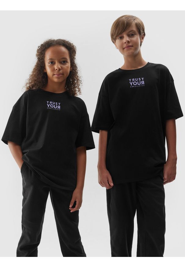 4f - T-shirt z napisem dziecięcy - czarny. Kolor: czarny. Materiał: bawełna. Wzór: napisy