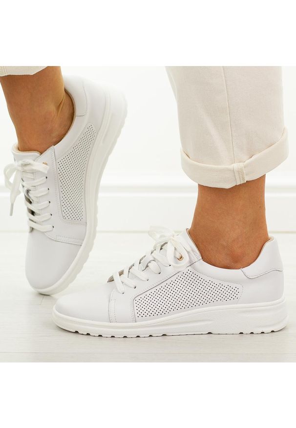 POTOCKI - Białe skórzane półbuty damskie Potocki 19404. Okazja: na co dzień. Zapięcie: sznurówki. Kolor: biały. Materiał: skóra. Szerokość cholewki: normalna. Wzór: ażurowy. Sezon: wiosna, jesień, lato. Styl: casual, elegancki, klasyczny