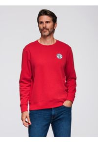 Ombre Clothing - Nierozpinana męska bluza dresowa z naszywką w stylu college – czerwona V1 - Rozmiar: M. Okazja: na uczelnię, na co dzień. Kolor: czerwony. Materiał: dresówka. Wzór: aplikacja. Styl: elegancki, casual, sportowy