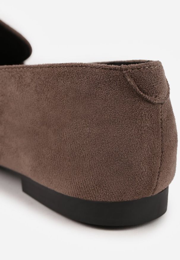 Renee - Ciemnobeżowe Mokasyny Vices ze Szpiczastym Noskiem Zdobione Aplikacją Rilosia. Okazja: do pracy, na co dzień, na spotkanie biznesowe. Nosek buta: szpiczasty. Kolor: beżowy. Materiał: jeans, skóra. Wzór: aplikacja. Styl: elegancki, biznesowy, casual