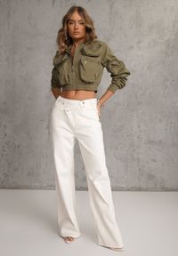 Renee - Białe Bawełniane Jeansy Wide Leg z Asymetrycznym Guzikiem Thesiphi. Kolor: biały #2