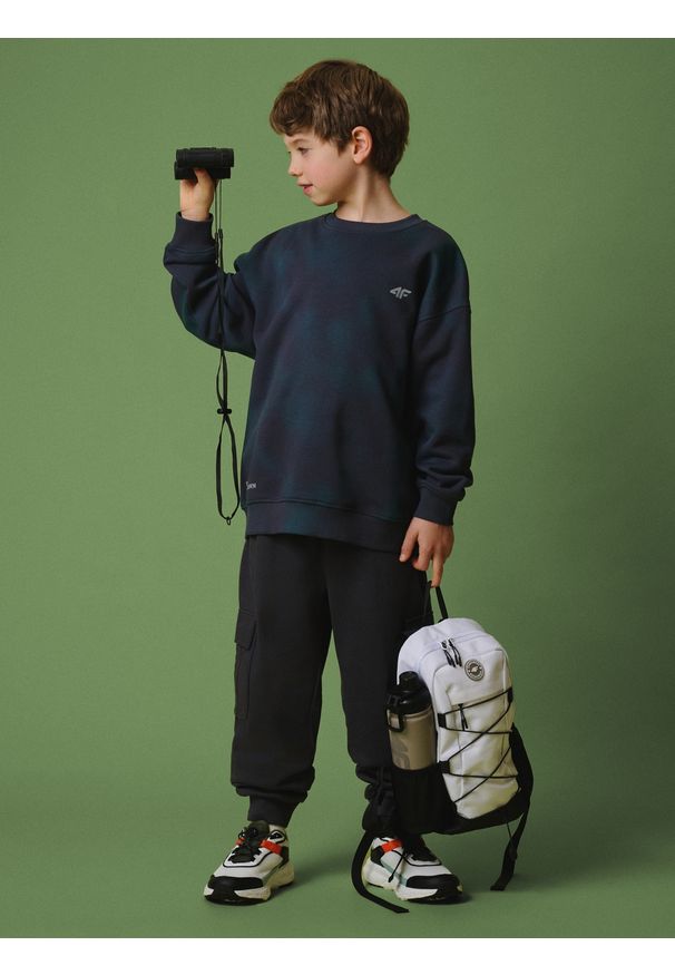 4f - 4F Bluza dresowa loose bez kaptura chłopięca - granatowa 122/128 (6-8 lat). Okazja: na co dzień, na uczelnię. Typ kołnierza: bez kaptura. Kolor: wielokolorowy. Materiał: dresówka. Wzór: nadruk. Sezon: lato. Styl: casual, klasyczny