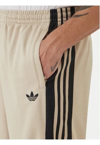 Adidas - adidas Spodnie dresowe KE0116 Beżowy Loose Fit. Kolor: beżowy. Materiał: syntetyk #4