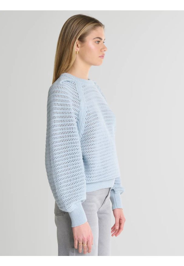 Big-Star - Sweter damski o ażurowym splocie błękitny Funia 400. Kolor: niebieski. Materiał: jeans. Długość rękawa: raglanowy rękaw. Wzór: ze splotem, ażurowy. Sezon: wiosna. Styl: klasyczny, elegancki