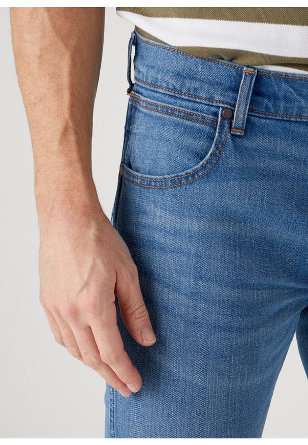 Wrangler - WRANGLER GREENSBORO MĘSKIE SPODNIE JEANSOWE JEANSY VITO W15QAG42E 112329009. Okazja: na co dzień, na spacer. Wzór: aplikacja. Sezon: lato, zima. Styl: sportowy, casual, elegancki, klasyczny