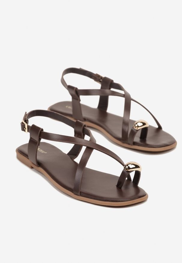 Renee - Ciemnobrązowe Sandały Typu Japonki Vices z Metaliczną Ozdobną na Palcu Vevisa. Okazja: na co dzień. Zapięcie: sprzączka. Kolor: brązowy. Wzór: aplikacja. Materiał: len. Sezon: lato. Obcas: na obcasie. Styl: casual, elegancki. Wysokość obcasa: niski