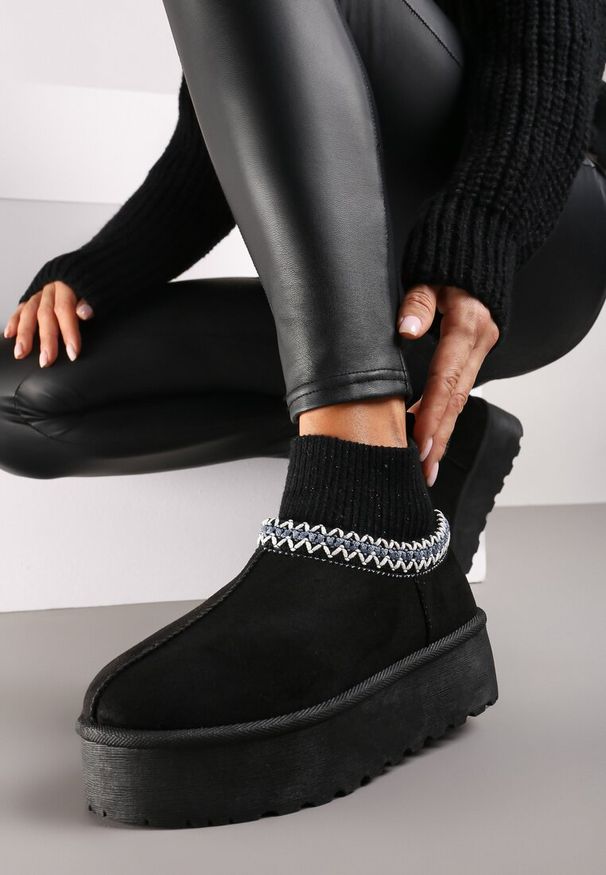 Renee - Czarne Śniegowce na Platformie Ozdobione Metaliczną Nicią i Skarpetową Cholewką Sinirae. Okazja: na co dzień. Kolor: czarny. Materiał: jeans. Szerokość cholewki: normalna. Wzór: aplikacja. Obcas: na platformie. Styl: casual, elegancki