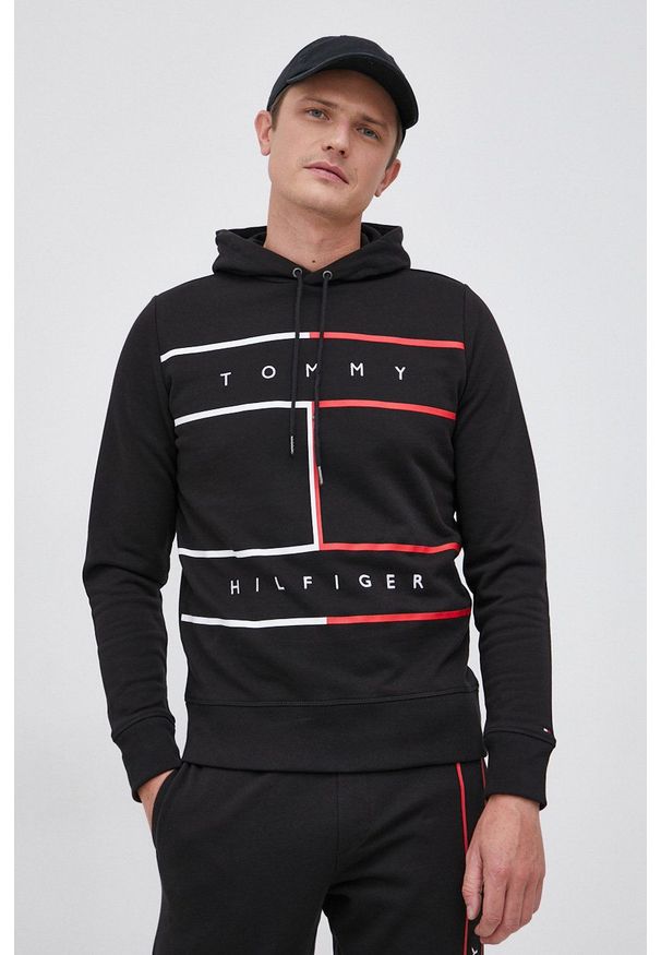 TOMMY HILFIGER - Tommy Hilfiger - Bluza bawełniana. Okazja: na co dzień. Typ kołnierza: kaptur. Kolor: czarny. Materiał: bawełna. Wzór: nadruk. Styl: casual