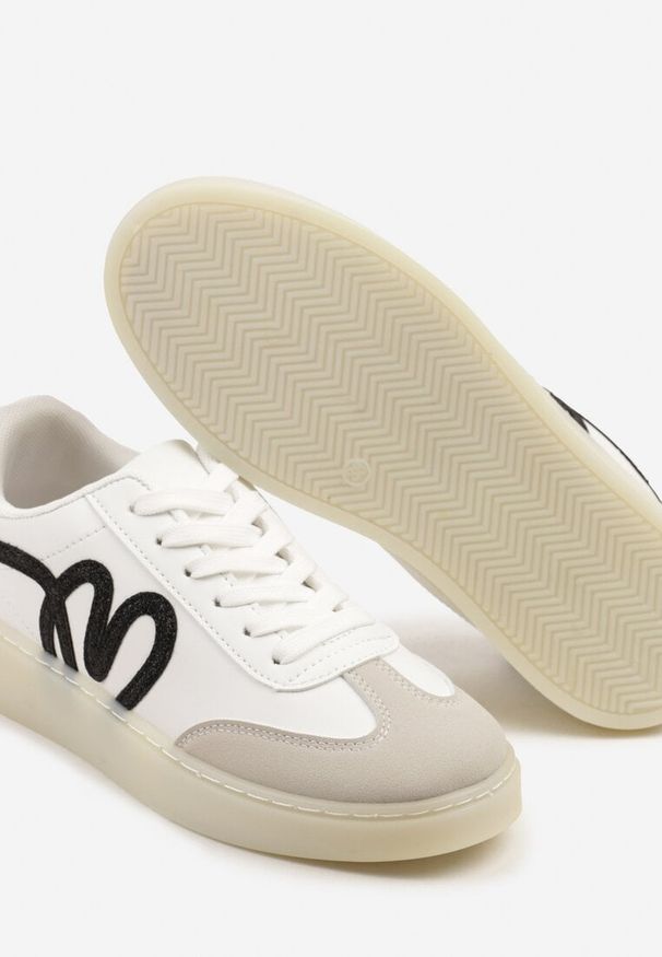 Born2be - Białe Sneakersy w Stylu Kultowych Tenisówek Zdobione Aplikacją Zillifia. Okazja: na co dzień. Nosek buta: okrągły. Kolor: biały. Materiał: jeans, skóra. Wzór: aplikacja