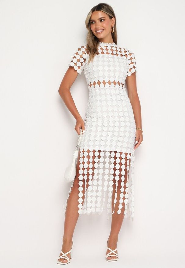 Born2be - Biała Ażurowa Dopasowana Sukienka Koktajlowa z Frędzlami Zapinana na Suwak Vimereas. Okazja: na co dzień. Kolor: biały. Materiał: jeans. Wzór: ażurowy. Typ sukienki: dopasowane. Styl: wizytowy