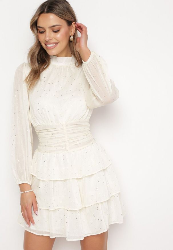 Born2be - Jasnobeżowa Elegancka Sukienka z Błyszczącymi Drobinkami i Falbankami Tinaria. Typ kołnierza: kołnierz z falbankami. Kolor: beżowy. Styl: elegancki