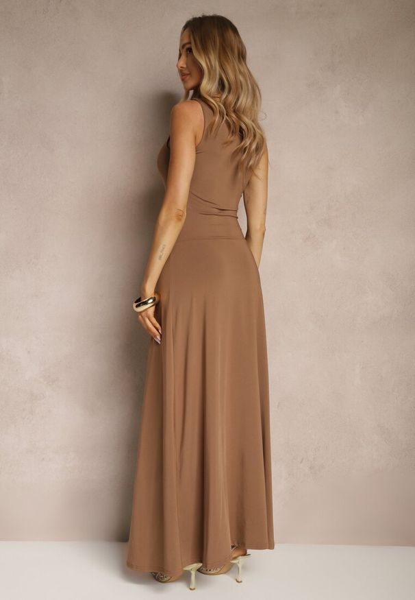 Renee - Brązowa Sukienka z Dopasowaną Górą i Rozkloszowanym Dołem Bez Rękawów Aspafle. Okazja: na co dzień. Kolor: brązowy. Długość rękawa: bez rękawów. Sezon: lato. Styl: casual, klasyczny