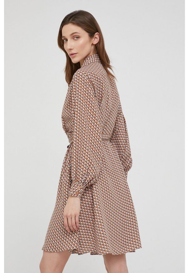Answear Lab sukienka mini rozkloszowana. Materiał: tkanina. Długość rękawa: długi rękaw. Typ sukienki: rozkloszowane. Styl: wakacyjny. Długość: mini