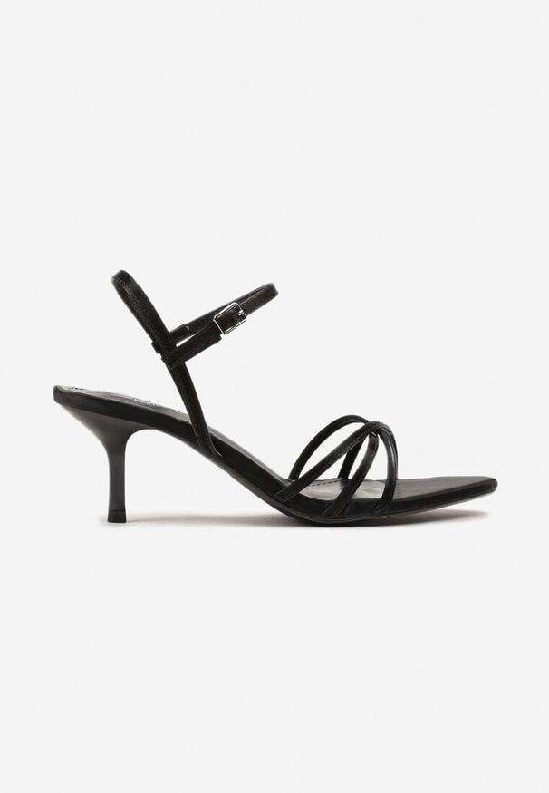 Born2be - Czarne Sandały na Niskiej Szpilce z Przeplatanymi Paskami Setillia. Okazja: na co dzień. Zapięcie: pasek. Kolor: czarny. Materiał: jeans. Styl: elegancki, casual