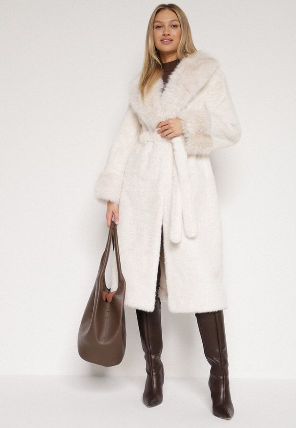 Born2be - Biały Futerkowy Płaszcz z Szerokim Kołnierzem i Mankietami z Wiązanym Paskiem Viaruna. Okazja: na co dzień, na imprezę. Kolor: biały. Materiał: dzianina. Długość rękawa: długi rękaw. Długość: długie. Styl: casual, elegancki