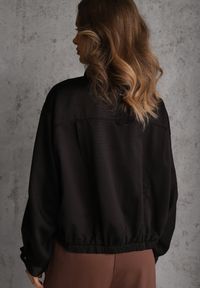 Renee - Czarna Kurtka Bomberka Oversize z Regulowanymi Mankietami Lann. Okazja: na co dzień. Typ kołnierza: dekolt gorset. Kolor: czarny. Materiał: poliester, jeans. Sezon: wiosna. Styl: casual #8