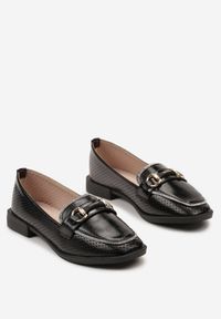 Renee - Czarne Półbuty w Stylu Loafersów z Perforacją Drobnymi Cyrkoniami i Klamrą Keryth. Okazja: na co dzień. Nosek buta: okrągły. Zapięcie: klamry. Kolor: czarny. Materiał: jedwab, bawełna, len, materiał. Wzór: aplikacja. Obcas: na płaskiej podeszwie. Styl: casual, elegancki #4