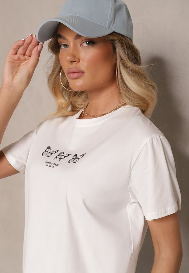 Renee - Biała Bawełniana Bluzka T-shirt Oversize z Aplikacją w Kształcie Motyli Elmaris. Kolor: biały. Materiał: bawełna. Długość rękawa: krótki rękaw. Długość: krótkie. Wzór: aplikacja. Styl: elegancki
