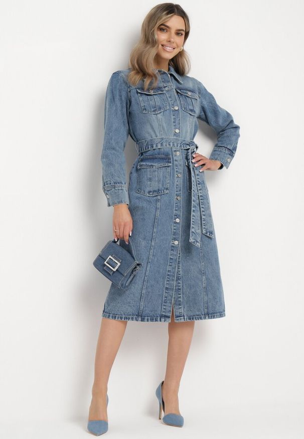 Born2be - Niebieska Koszulowa Sukienka Jeansowa z Bawełny z Kieszeniami i Materiałowym Paskiem Udettia. Kolor: niebieski. Materiał: bawełna, jeans, materiał. Typ sukienki: koszulowe