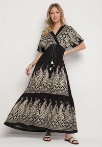 Born2be - Czarna Kopertowa Sukienka z Wiskozy Zdobiona Frędzlami i Metalicznym Haftem Redeirae. Okazja: na spacer, na co dzień. Typ kołnierza: dekolt w serek. Kolor: czarny. Materiał: wiskoza. Wzór: haft, aplikacja. Typ sukienki: kopertowe. Styl: casual, klasyczny #7