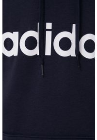 Adidas - adidas bluza męska kolor granatowy z kapturem z nadrukiem. Okazja: na co dzień. Typ kołnierza: kaptur. Kolor: niebieski. Materiał: poliester, dzianina, bawełna. Wzór: nadruk. Styl: casual