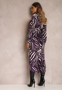 Renee - Ciemnofioletowa Sukienka Koszulowa w Zebrę Maimuna. Kolor: fioletowy. Materiał: tkanina. Wzór: motyw zwierzęcy. Typ sukienki: koszulowe