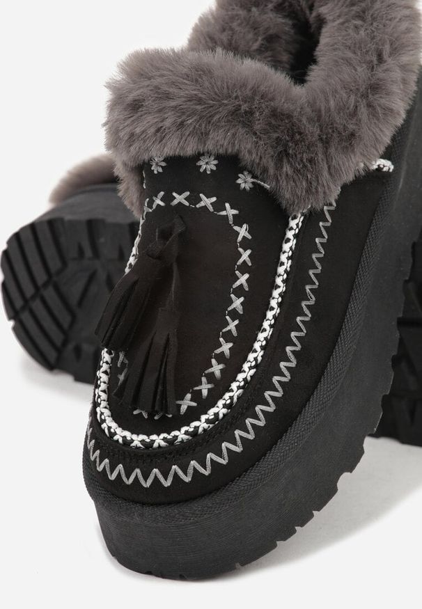 Born2be - Czarne Śniegowce na Grubej Podeszwie z Haftem i Futerkiem Ezilune. Kolor: czarny. Materiał: futro. Wzór: haft. Sezon: zima. Styl: klasyczny