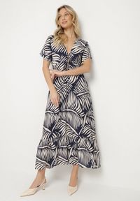 Born2be - Niebieska Sukienka Wiskozowa Rozkloszowana w Liściasty Print Draledia. Typ kołnierza: dekolt w serek. Kolor: niebieski. Materiał: wiskoza. Długość rękawa: krótki rękaw. Wzór: nadruk. Typ sukienki: rozkloszowane #1