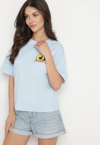 Born2be - Niebieski T-shirt z Bawełną i Motywem Awokado Addixa. Okazja: na co dzień. Kolor: niebieski. Materiał: bawełna. Styl: klasyczny, casual #5