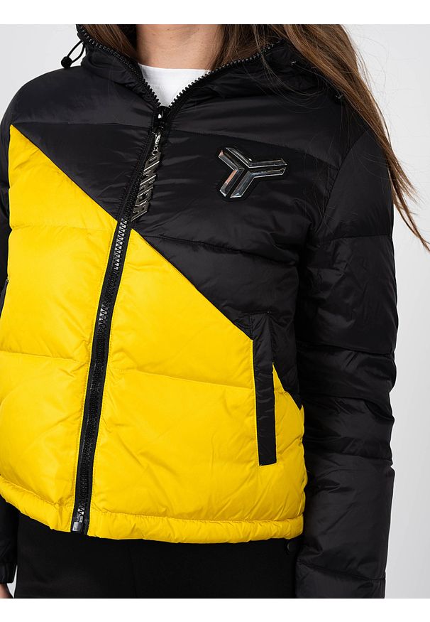 John Richmond - Richmond Sport Kurtka | UWA22085PI | Down Jacket | Kobieta | Czarny, Żółty. Typ kołnierza: kaptur. Kolor: żółty, czarny, wielokolorowy. Materiał: poliamid. Styl: sportowy