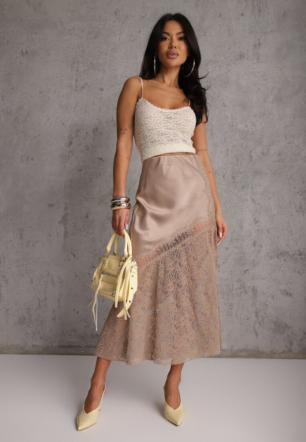 Renee - Beżowa Satynowa Spódnica Ozdobiona Rozcięciem na Nogę i Koronką Saviraet. Kolor: beżowy. Materiał: koronka, satyna. Wzór: aplikacja, koronka. Styl: elegancki