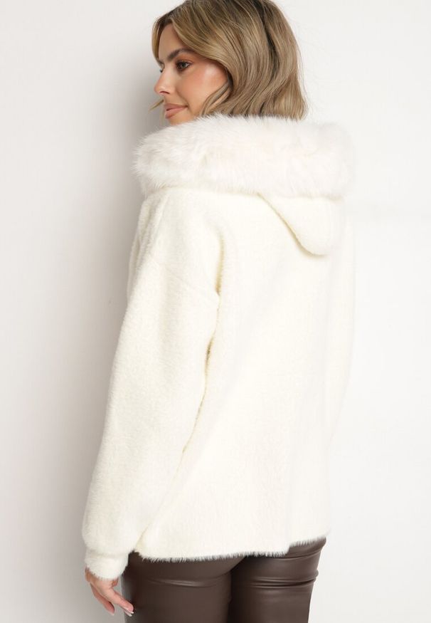 Born2be - Jasnobeżowa Bluza z Wełną Kapturem i Kieszeniami Zdobiona Futrem Yasiti. Okazja: na co dzień. Typ kołnierza: kaptur. Kolor: beżowy. Materiał: wełna, futro. Długość rękawa: długi rękaw. Długość: długie. Wzór: aplikacja. Styl: klasyczny, casual, elegancki