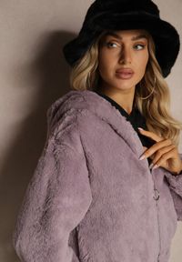 Renee - Fioletowa Kurtka Futrzana Rozpinana z Kapturem Kikilena. Okazja: na co dzień. Typ kołnierza: kaptur. Kolor: fioletowy. Materiał: futro. Sezon: zima. Styl: elegancki, casual
