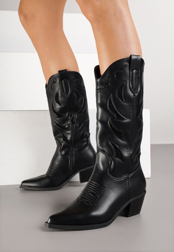 Renee - Czarne Kozaki na Słupku w Stylu Kowbojek Ozdobione Tłoczeniem Latimesa. Okazja: na co dzień. Kolor: czarny. Materiał: skóra, jeans. Wzór: aplikacja. Obcas: na słupku. Styl: casual